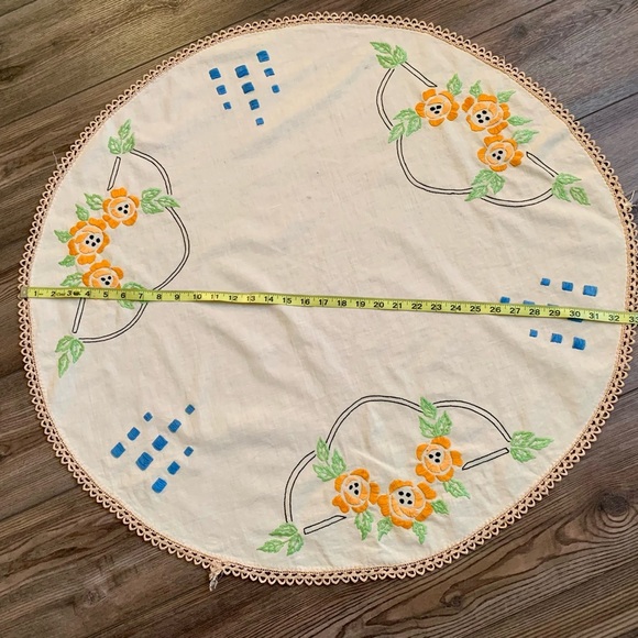 Vintage Handmade Embroidered Round Doily Crocheted Table Cloth 33” - Picture 6 of 9